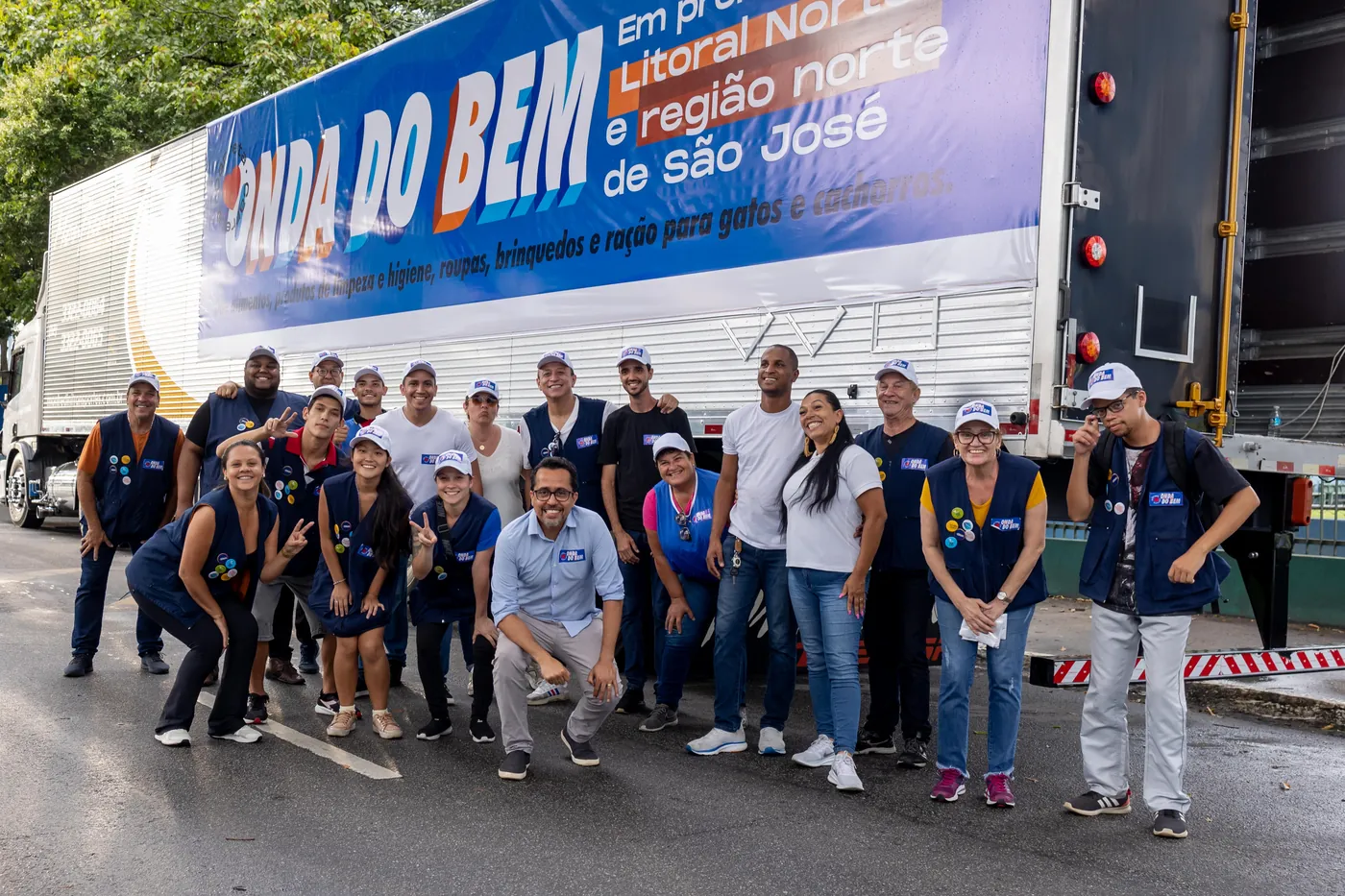 Dr. Elton com voluntários no mutirão Onda do Bem