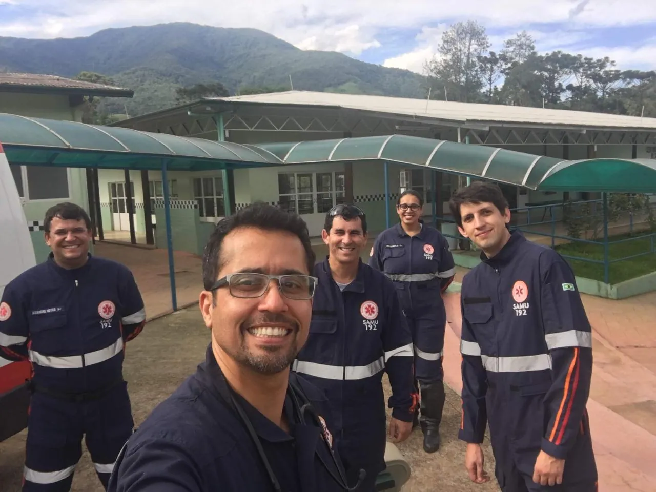 Dr. Elton com a equipe do SAMU